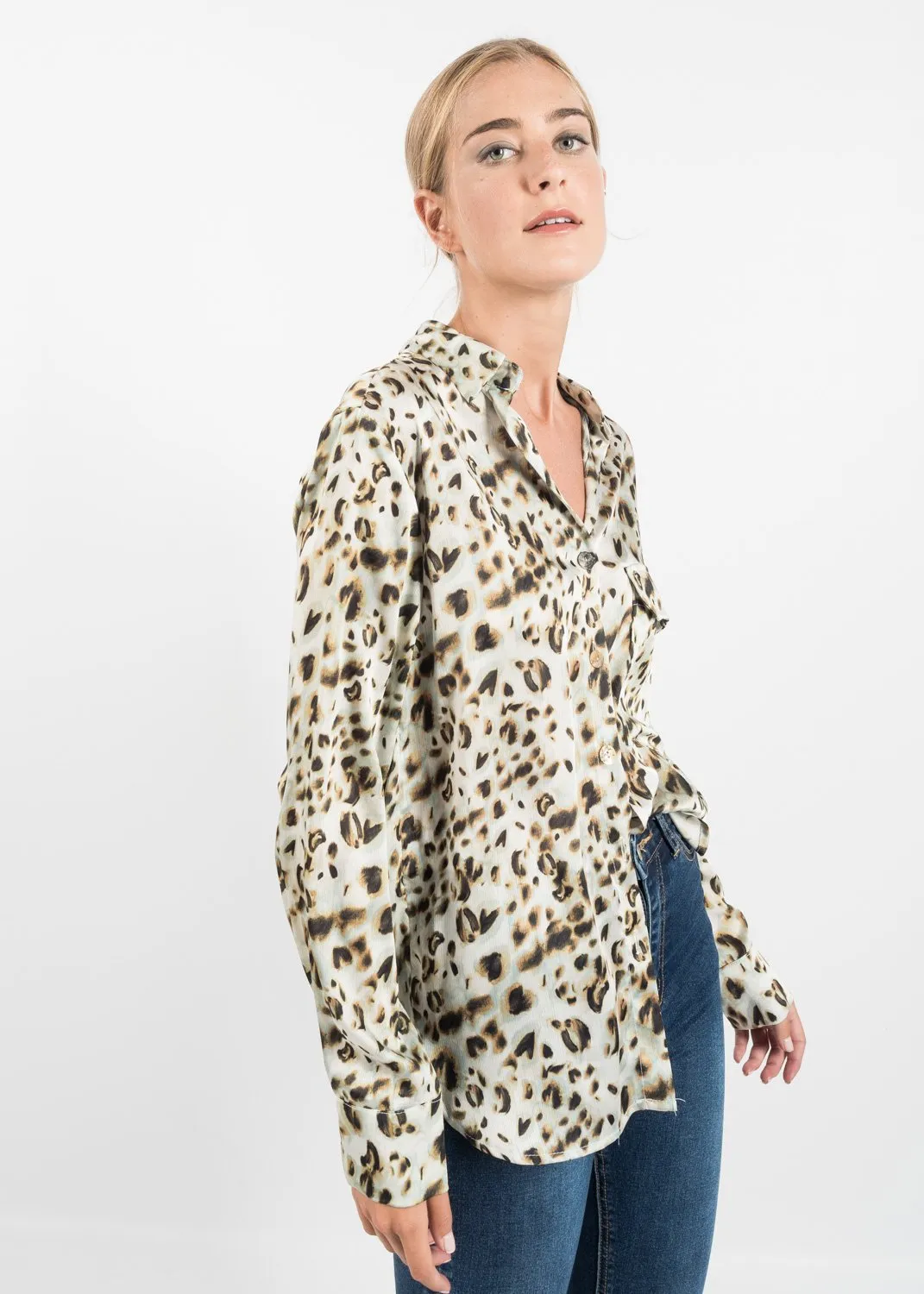 Blusa leopardata con tasche