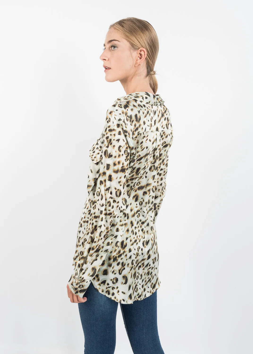 Blusa leopardata con tasche